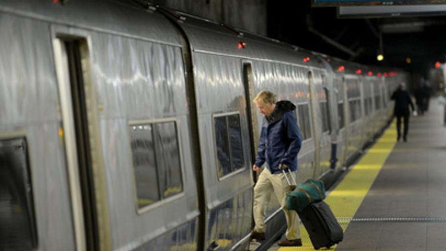 Жена блъсна мъж под метрото в Ню Йорк заради расистки подбуди