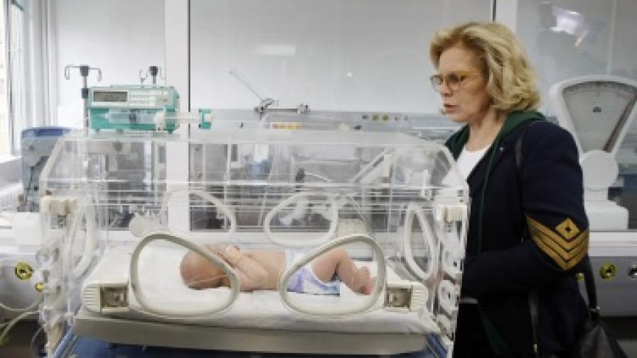 Силви Вартан дари апарат за лечение на жълтеница при бебета