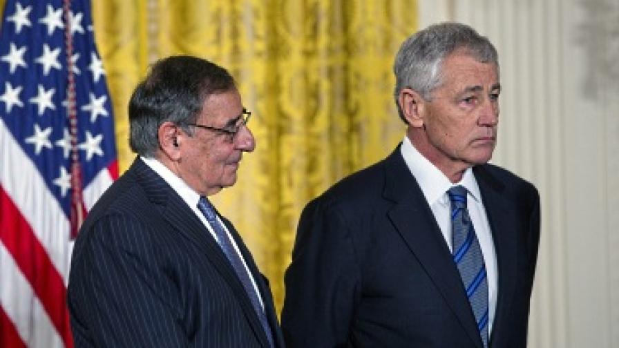 Чък Хейгъл (вдясно) и шефът на Пентагона в оставка Лион Панета
