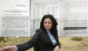 Светлана Боянова на фона на факсимилета от доклада, публикуван от БГНЕС