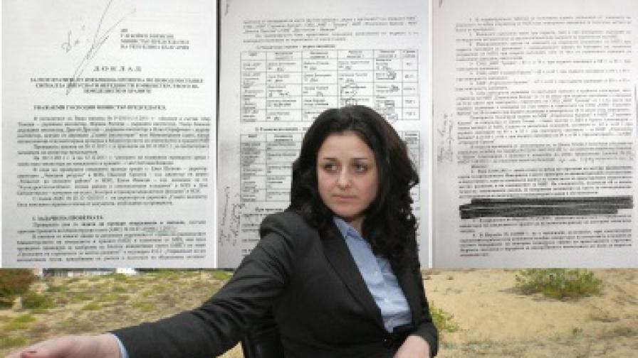 Светлана Боянова на фона на факсимилета от доклада, публикуван от БГНЕС