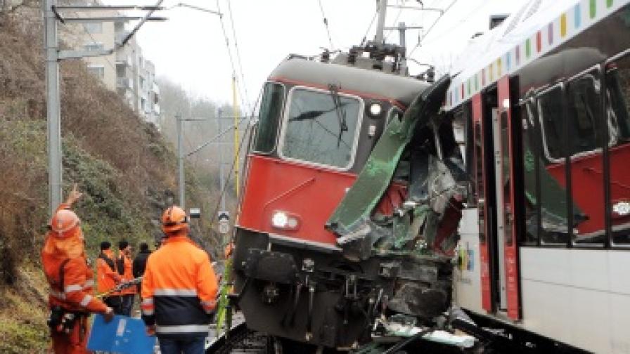 Два влака се сблъскаха в Швейцария, десетки ранени