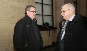 Богомил Бонев разговаря с бившия вътрешен министър Виктор Михайлов в сградата на съда