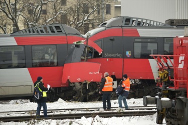 Два влака се сблъскаха челно във Виена