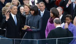 До президента беше първата дама Мишел, тя държеше библиите. Там бяха и дъщерите им Малиа и Саша