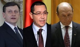 Крин Антонеску (вляво), Виктор Понта (в средата) и Траян Бъсеску