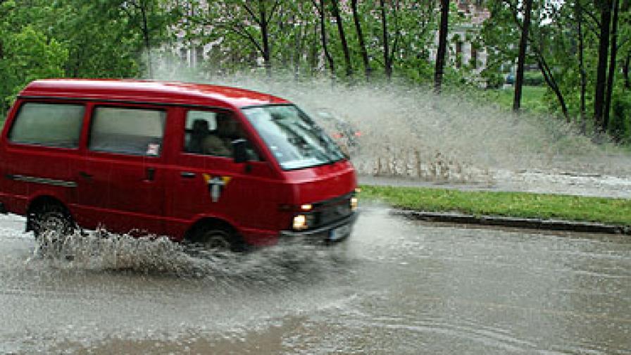 Обилни валежи причиниха наводнения в Кърджалийско