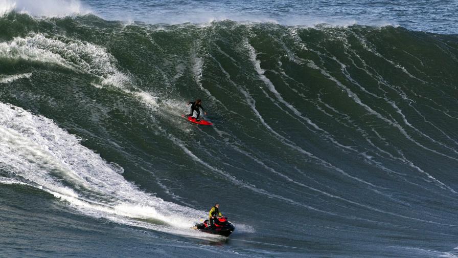 Сърфист се спусна по 30-метрова вълна в Португалия