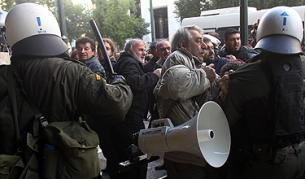 Демонстранти нахлуха в гръцкото министерство на труда