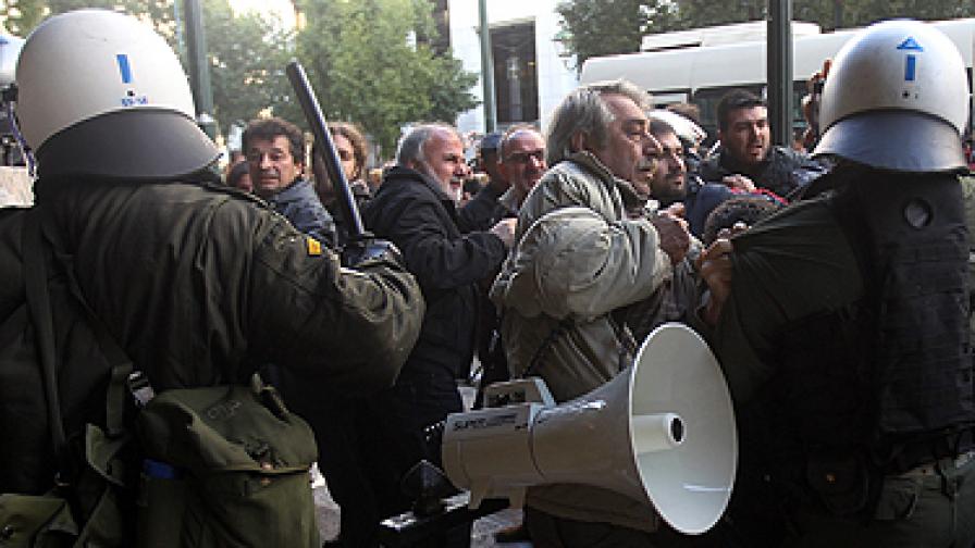 Демонстранти нахлуха в гръцкото министерство на труда