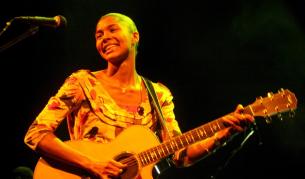 Айо идва за пръв път в България