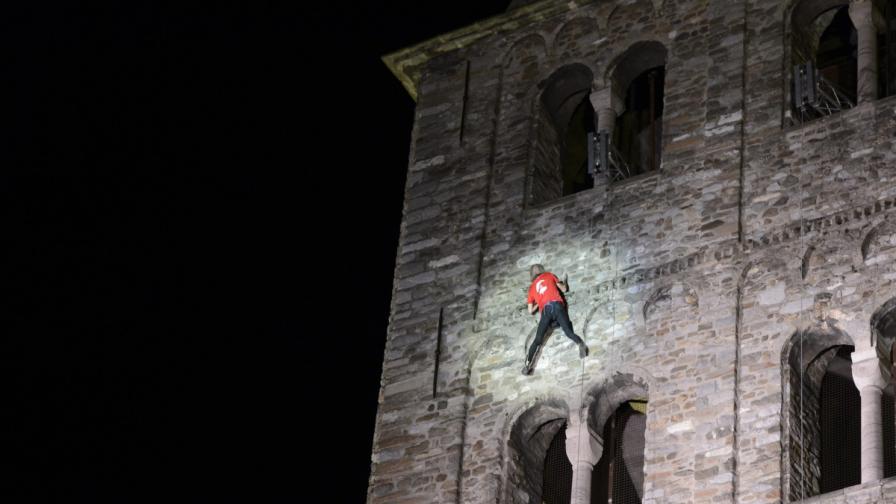 Ален Робер изкачва 49-метровата камбанария на Абатството в Сен Мориц, Швейцария - октомври, 2012 г.