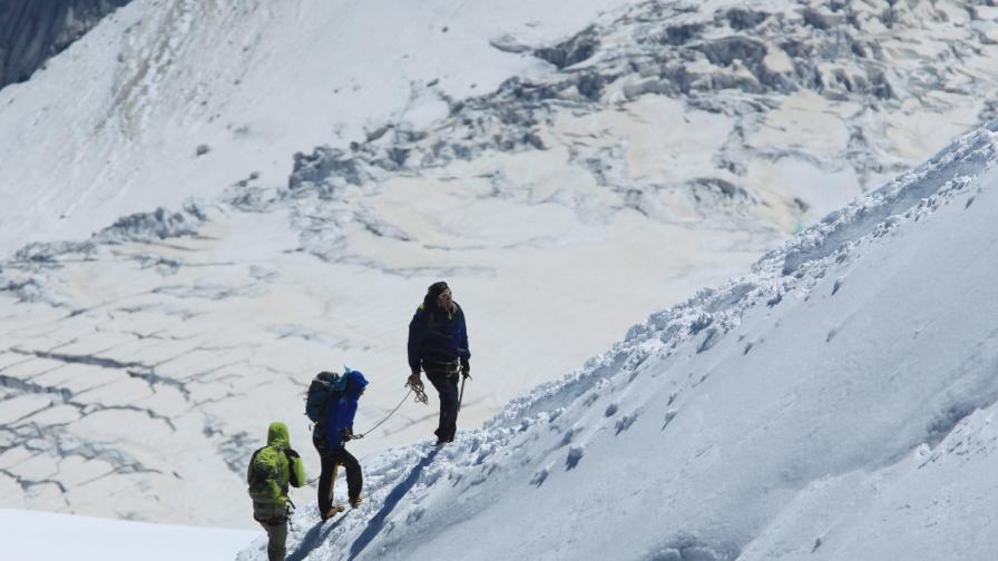 Алпинисти изкачват Монблан