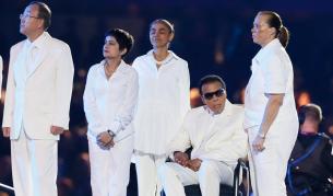 Мохамед Али (седнал) на откриването на летните Олимпийски игри в Лондон през 2012 г.