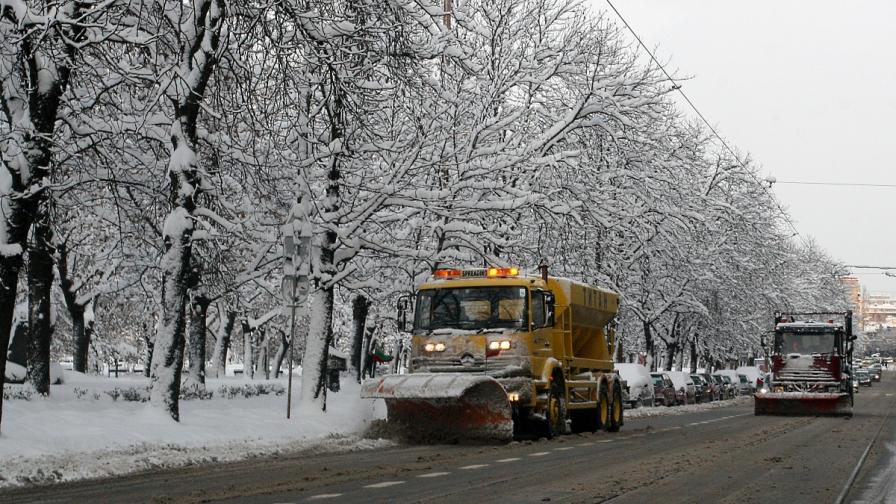 Близо 470 машини борят новия сняг