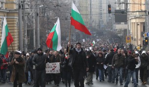 Протестиращи засипаха Добрев със снежни топки