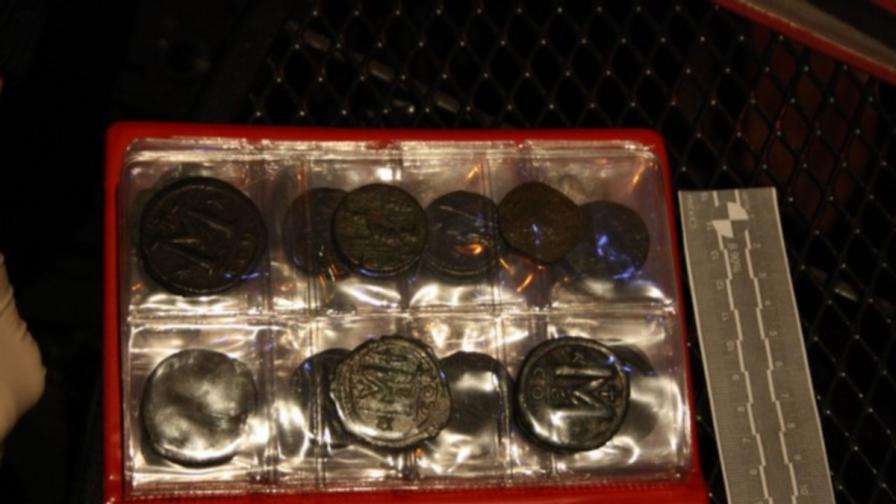 Част от задържаните монети