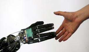 Парализиран движи с мисъл роботизираната си ръка