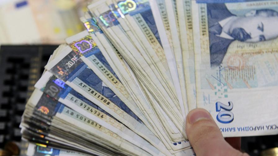 НСИ: Доходите на българите растат по-бързо от разходите