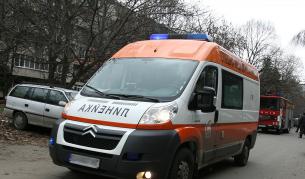 Кола блъсна възрастна жена и дете на пешеходна пътека