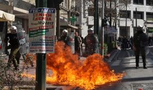 Десетки хиляди протестират в Атина