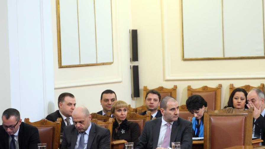 Народното събрание ще гласува решение за прекратяване мандата на правителството на Бойко Борисов. Премиерът не присъства в пленарната зала