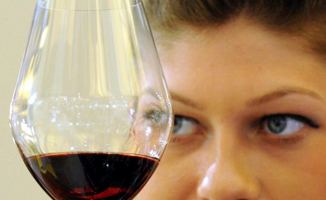 Чаша червено вино на ден пази от мозъчен удар