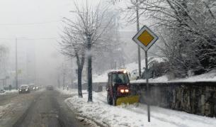Силен сняг затруднява движението в Смолянско