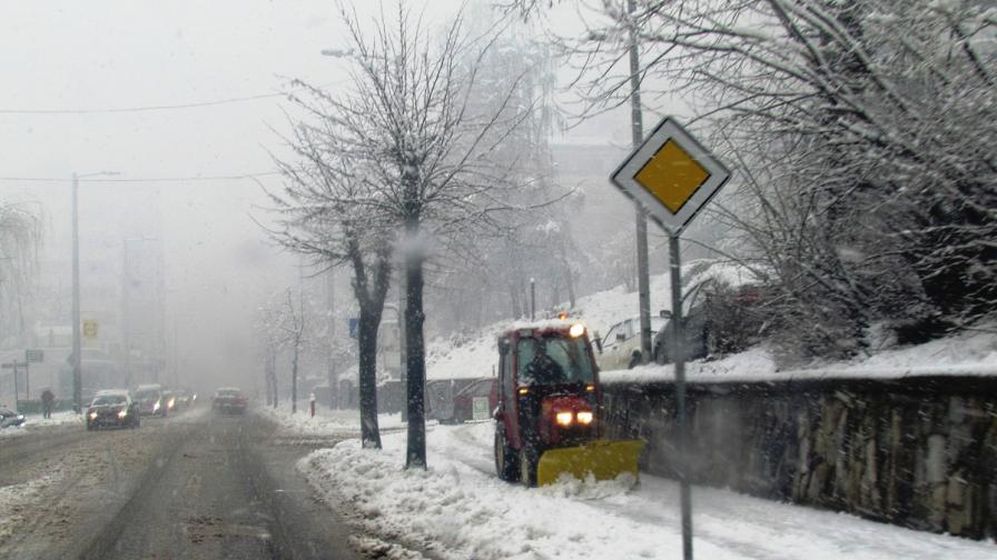 Силен сняг затруднява движението в Смолянско