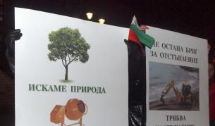 Варненци протестират пред сградата на Общината в града срещу застрояването на Черноморието