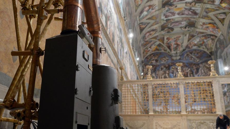 Печките в Сикстинската капела, в които кардиналите ще горят своите бюлетини след всяко гласуване до избора на нов папа