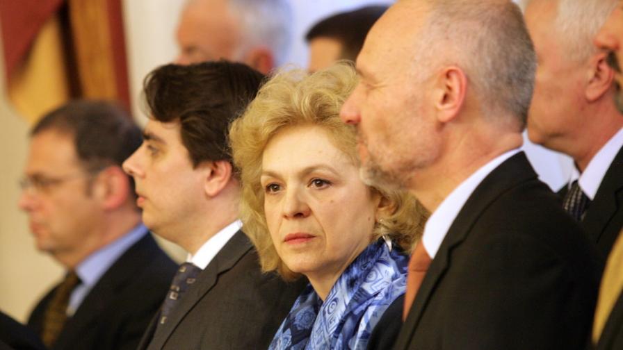 Петя Първанова между останалите министри в служебното правителство
