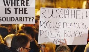 Протестиращи в Никозия с плакати "Къде е солидарността?" и "Русия, помагай"