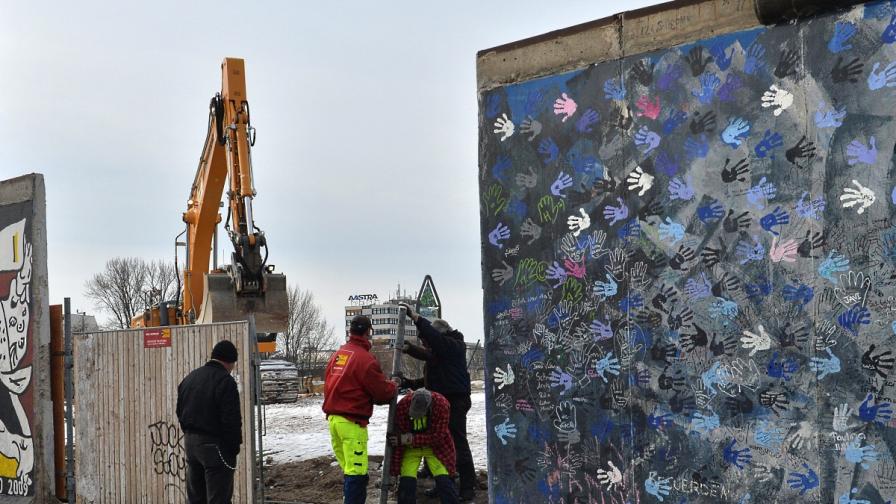 Бутнаха част от Берлинската стена 