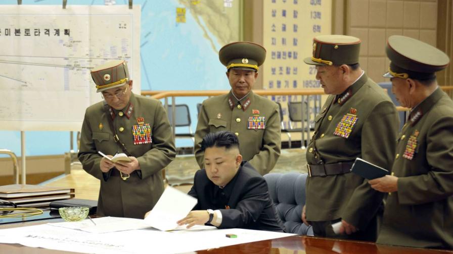 Лидерът на КНДР Ким Чен-ун сред висши военни