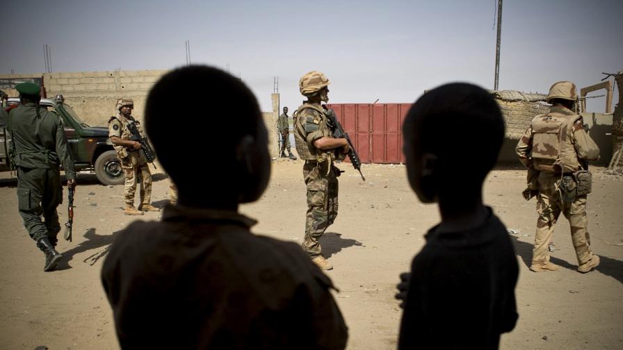 Франция започна да изтегля войските си от Мали