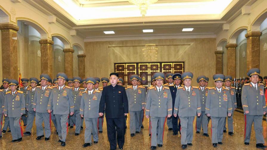Ким Чен-ун отдаде почит на дядо си на церемония в мавзолея му