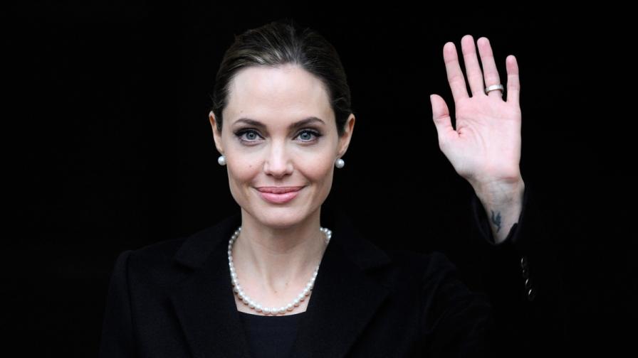 Джоли – милата непозната, построила училище в Афганистан