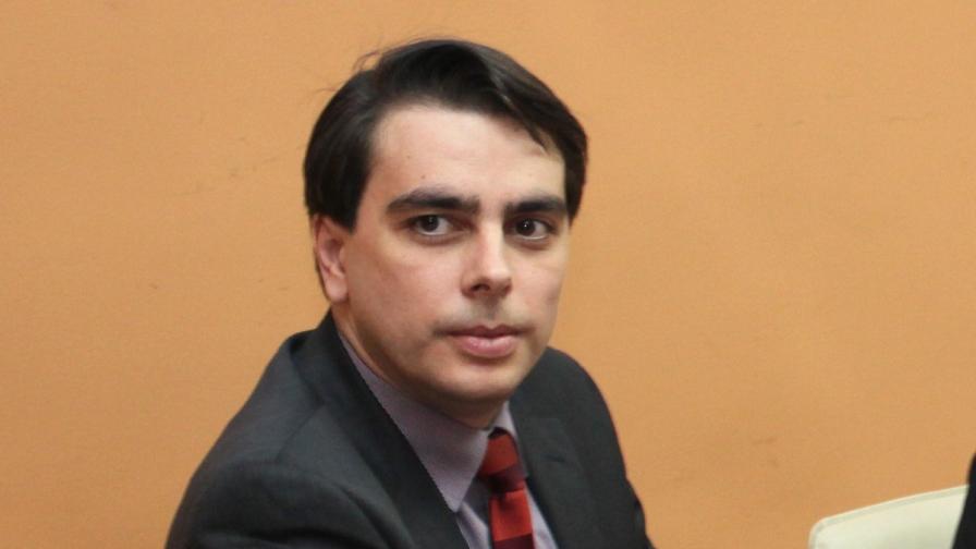 Асен Василев обеща персонални промени в МИЕТ
