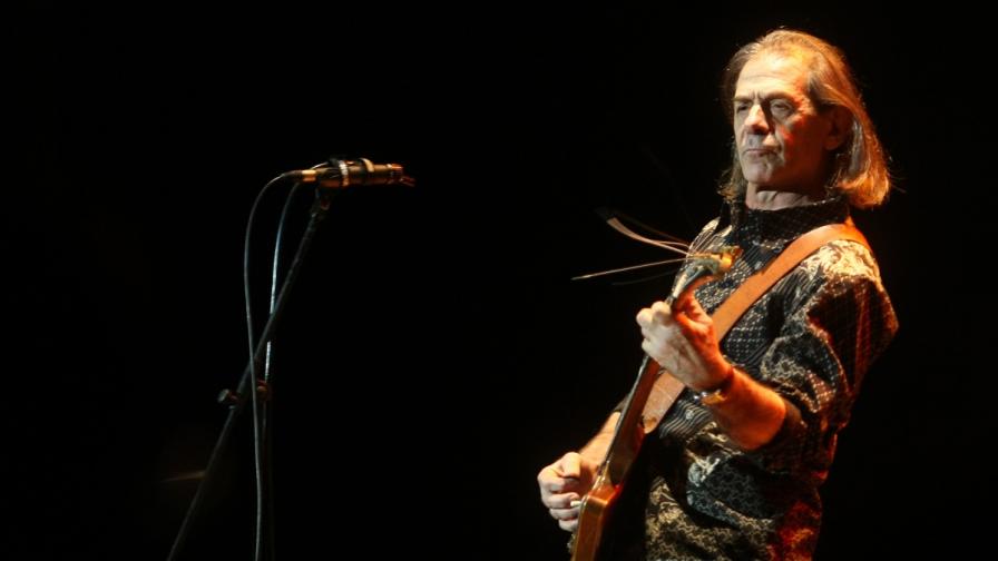 Почина китаристът на "Щурците" Петър Гюзелев