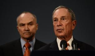 Кметът на ню Йорк Майкъл Блумбърг (д) и полицейският комисар Реймънд Кели