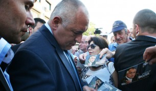 Бившият премиер Бойко Борисов категорично отказа да разговаря с репортерите, които го чакаха пред сцената за предизборният митинг на ГЕРБ в Стара Загора
