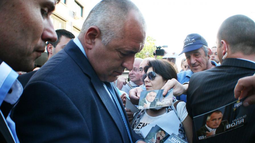 Бившият премиер Бойко Борисов категорично отказа да разговаря с репортерите, които го чакаха пред сцената за предизборният митинг на ГЕРБ в Стара Загора