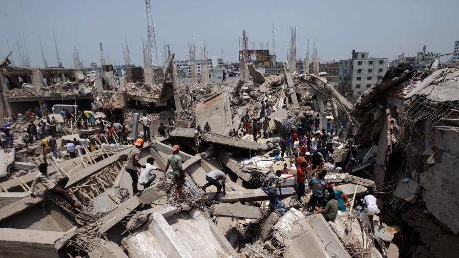 Собственикът на рухналата сграда в Бангладеш е арестуван