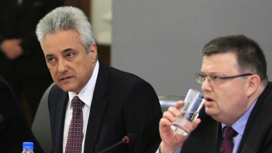 Премиерът Марин Райков и главният прокурор Сотир Цацаров на пресконференцията в Министерския съвет