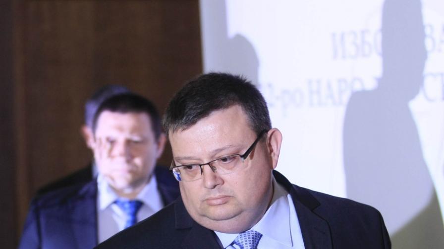 Главният прокурор Сотир Цацаров пристига за пресконференцията
