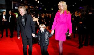 Род Стюарт и майката на седмото и осмото му дете, бившата манекенка Пени Ланкастър на филмова премиера в Лондон през ноември 2011 г.