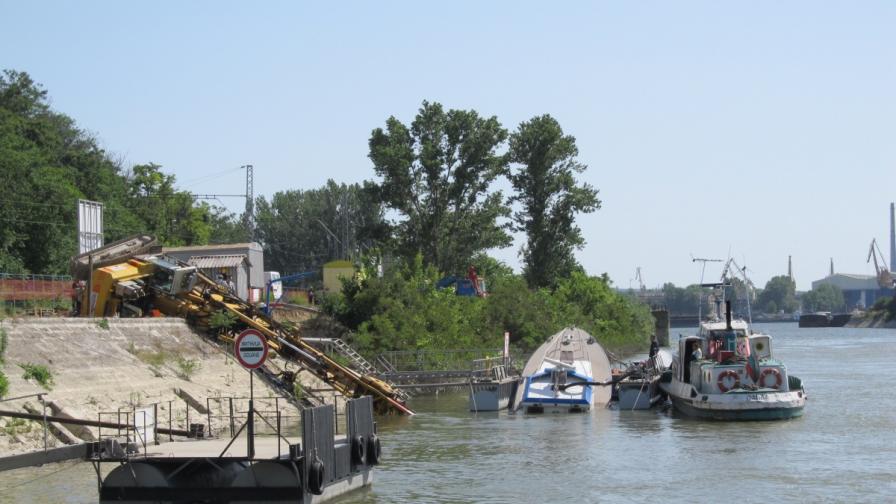Кран падна върху катер и го потопи в Дунав