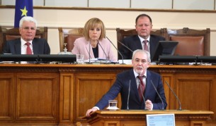 Лютви Местан на трибуната на парламента днес