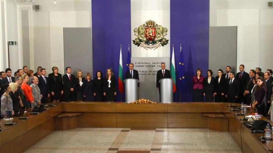 Церемонията по предаване на властта в Министерския съвет започна с химна на Република България